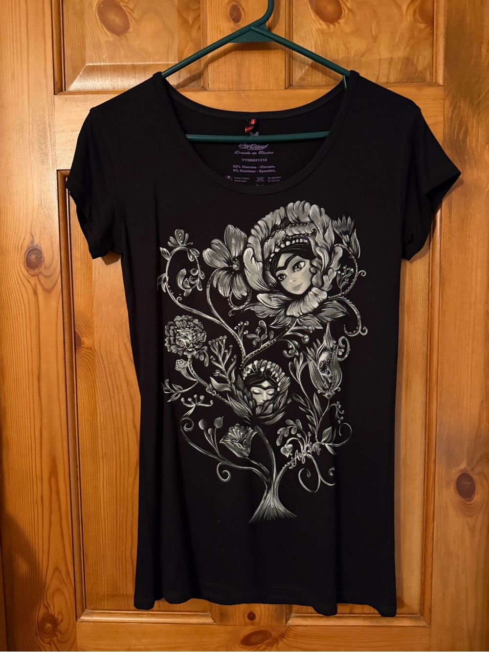 Black Short Sleeve Tee with Silver Floral Face Graphic creato en Mexico